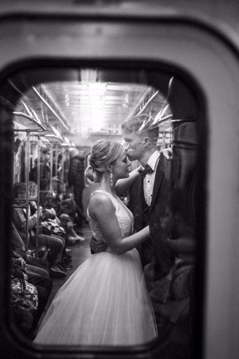 Рынок, метро и «МакДональдс» — очень необычные фото со свадьбы 44
