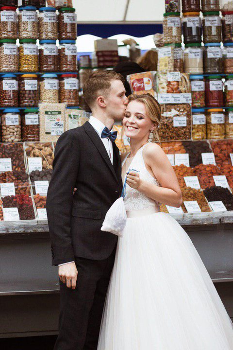 Рынок, метро и «МакДональдс» — очень необычные фото со свадьбы 38