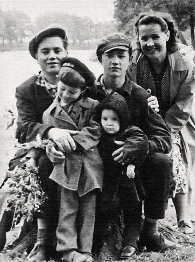 20 редких снимков из семейных архивов знаменитостей. 41