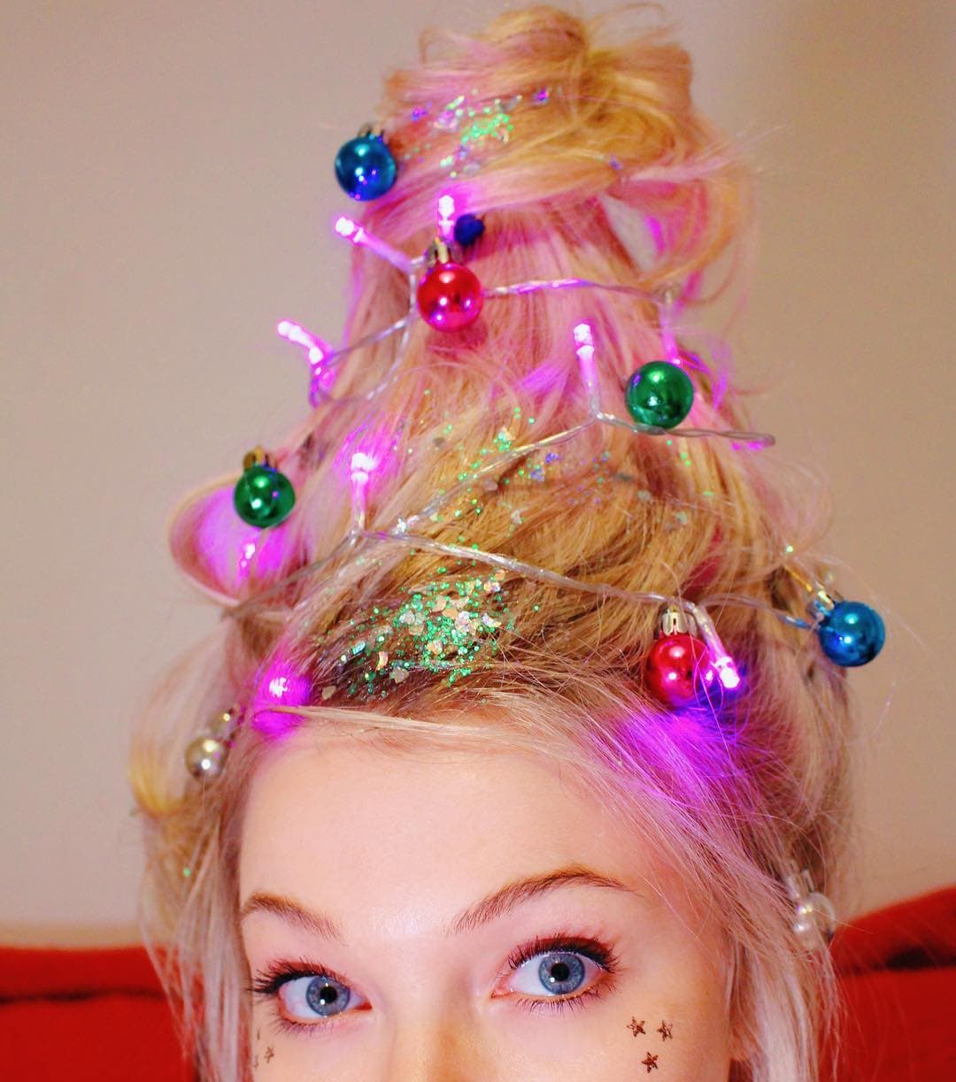 Девушки придумали праздничный тренд и теперь украшают ёлки не только дома, но и на своей голове 32