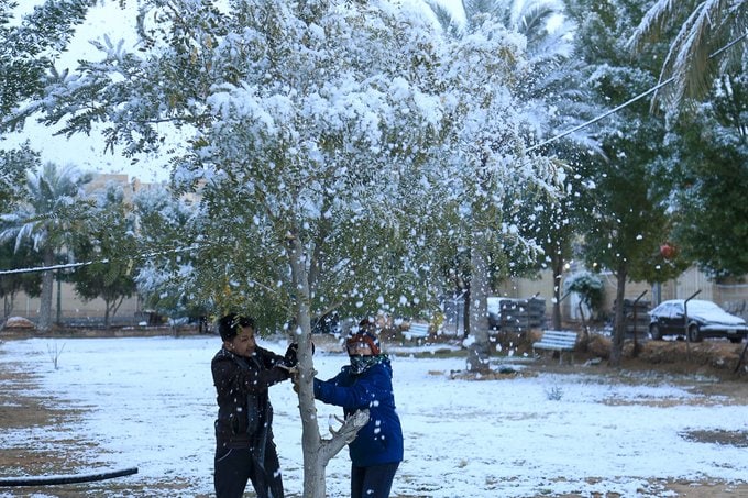 В Багдаде впервые за 12 лет выпал снег, и местные использовали его по максимуму, сделав фото со всех ракурсов! 56