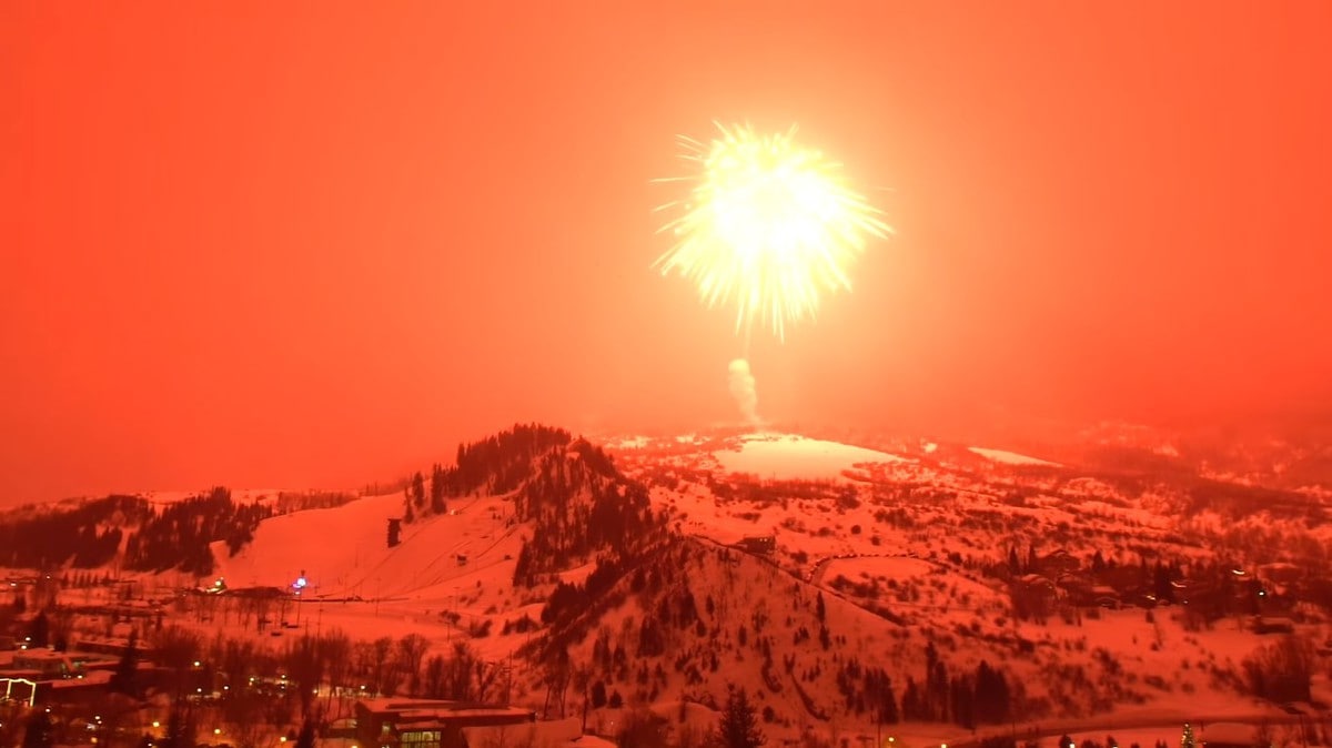 В Колорадо запустили самый мощный фейерверк в истории, и он выглядит как взрыв атомной бомбы 11