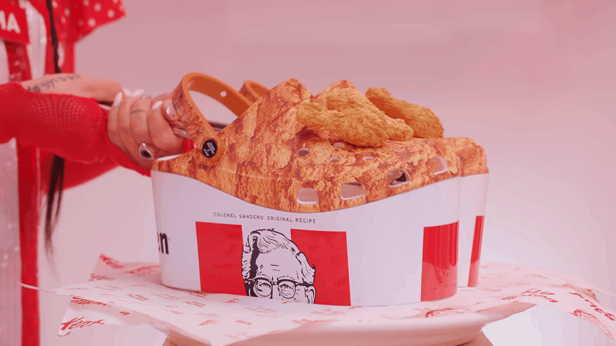 Crocs и KFC представили обувь с кусками жареной курицы. Они несъедобные, зато пахнут 26