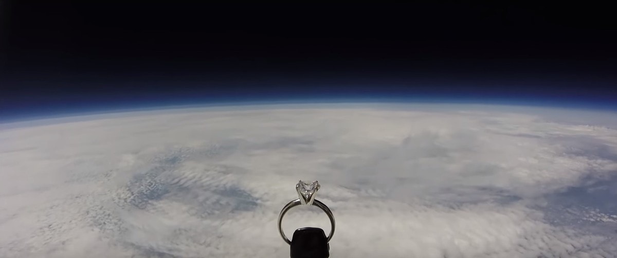 Парень сделал своей девушке неземное предложение, отправив кольцо в ближний космос и вернув его обратно 45