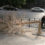 Сломанное дерево из 30 тысяч использованных палочек для еды