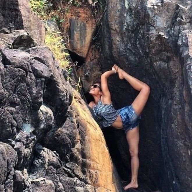 Инструктор по йоге из Индии публикует фото в разных йогических позах 46