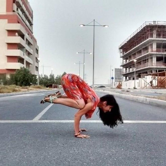 Инструктор по йоге из Индии публикует фото в разных йогических позах 42