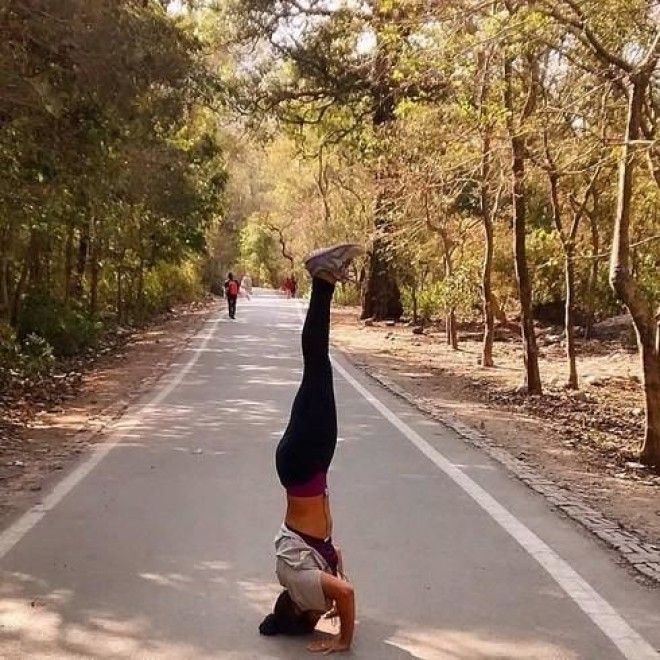 Инструктор по йоге из Индии публикует фото в разных йогических позах 44