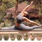 Инструктор по йоге из Индии публикует фото в разных йогических позах