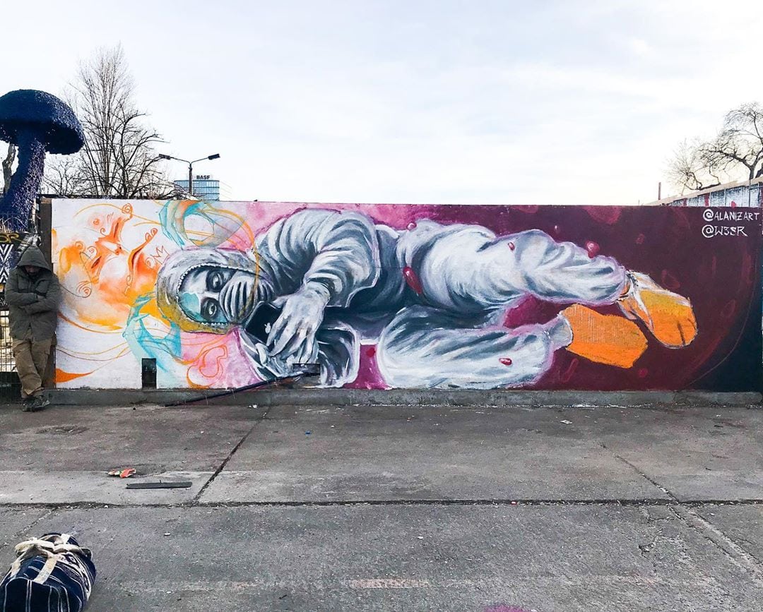 Даже стены говорят о карантине: уличные художники из разных точек мира посвящают граффити коронавирусу 69