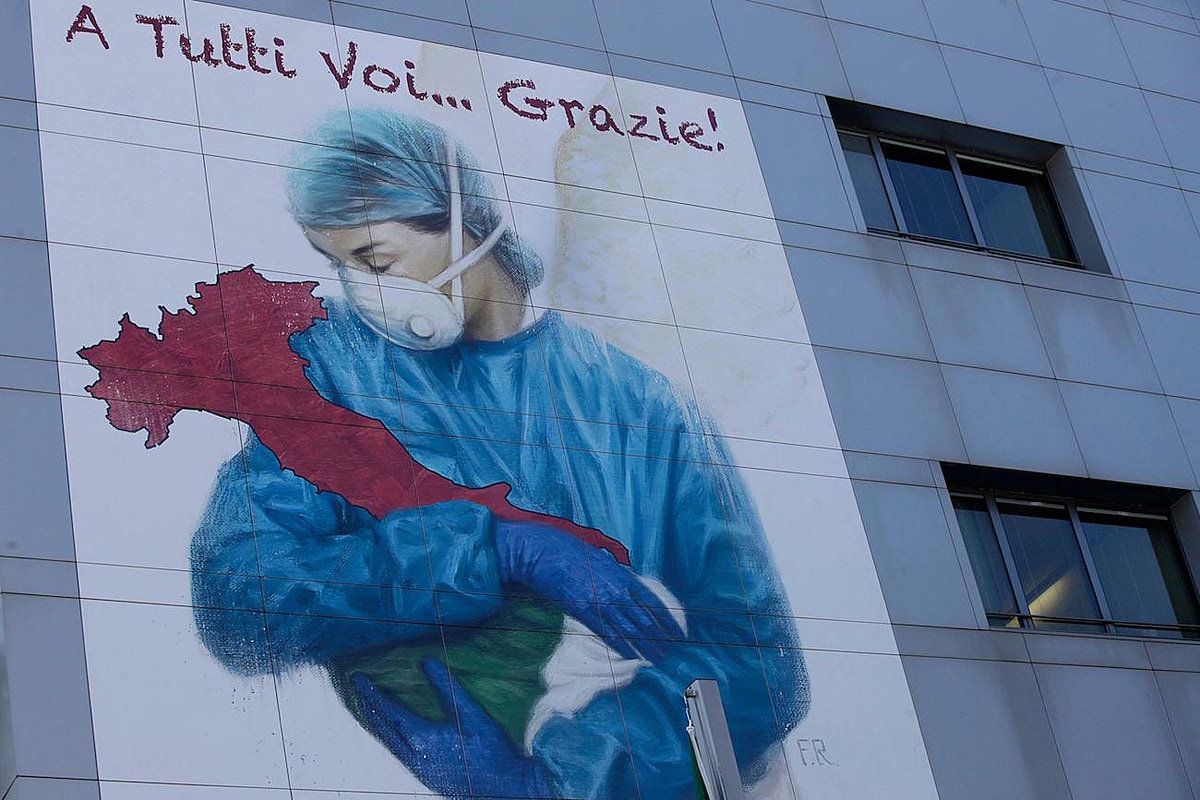 Даже стены говорят о карантине: уличные художники из разных точек мира посвящают граффити коронавирусу 75
