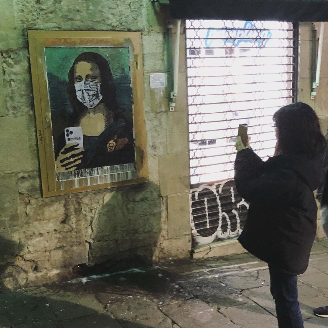 Даже стены говорят о карантине: уличные художники из разных точек мира посвящают граффити коронавирусу 85