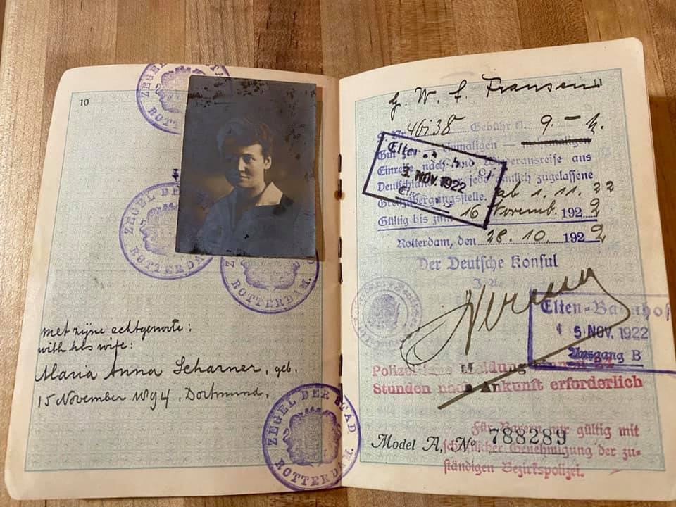 Как выглядел европейский паспорт 100 лет назад? Женщина получила документы прадеда и решила их перевести 25