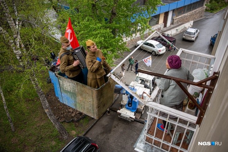 Автовышка и баянист в маске: в Новосибирске нашли оригинальный и бесконтактный способ поздравить ветеранов 16