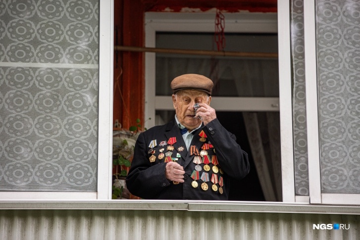 Автовышка и баянист в маске: в Новосибирске нашли оригинальный и бесконтактный способ поздравить ветеранов 18