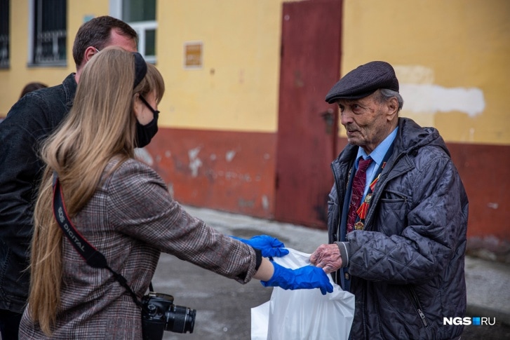 Автовышка и баянист в маске: в Новосибирске нашли оригинальный и бесконтактный способ поздравить ветеранов 19