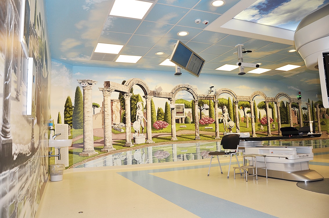 Художник расписывает больницы, чтобы поддержать пациентов и врачей. Скучные стены превращаются в сказочный мир 93