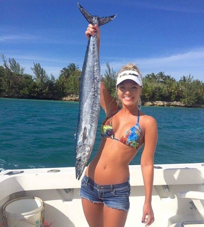 Мишель Клаватт — ошеломляющая блондинка, обожающая рыбную ловлю в бикини 51