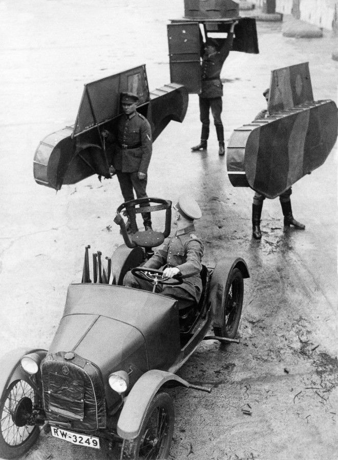 1931г Немецкие солдаты несут каркас макета танка который должен быть присоединен к машине