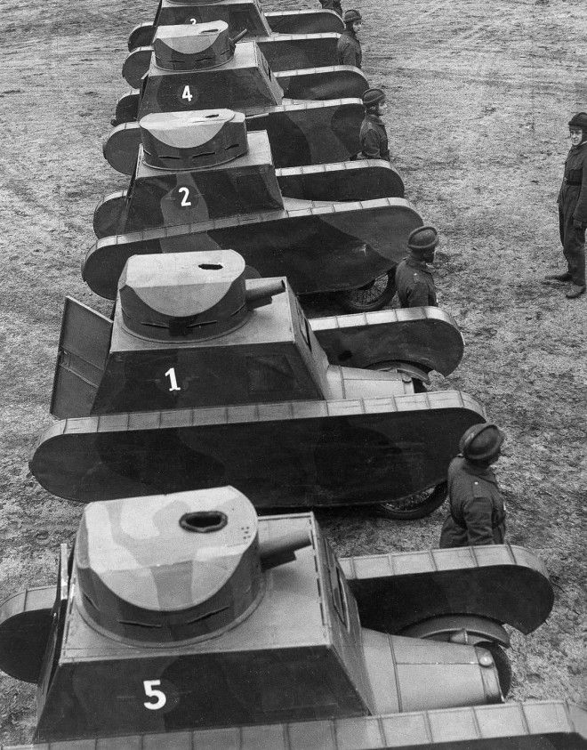 1932г Немцы проводят военные учения с муляжами танков