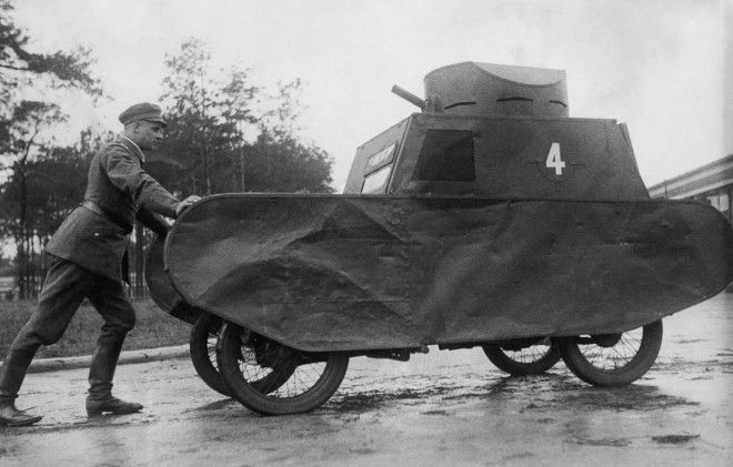 1931г Немецкий солдат толкает муляж танка