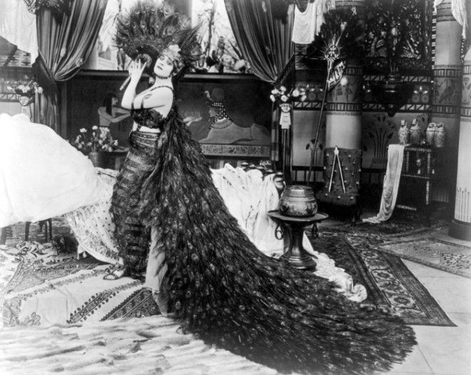 Теда Бара в платье из павлиньих перьев
