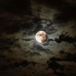 Почему Луна светится?