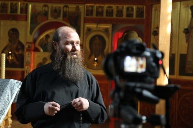 Почему православные священники носят бороду, а католические нет? 7