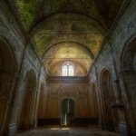 Фотограф снимал невероятно красивые заброшенные церкви по всему миру