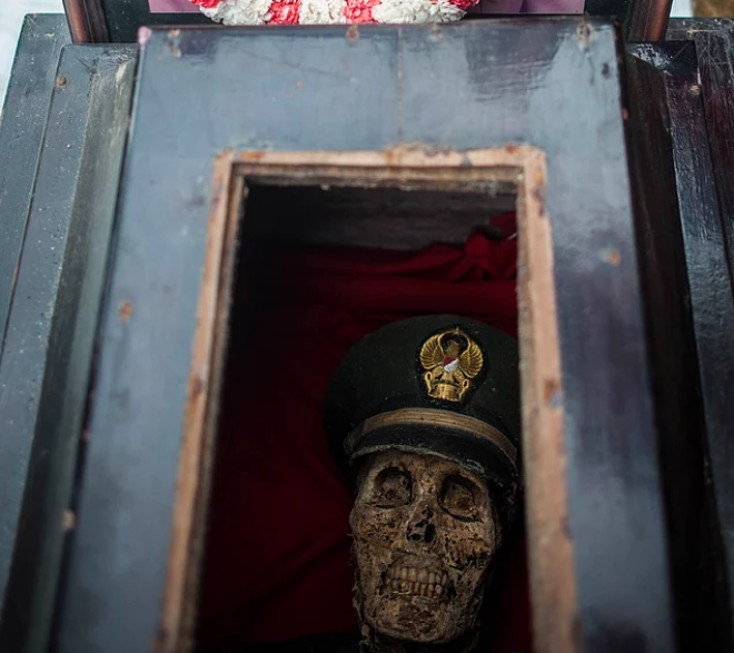 Zомбилэнд в Индонезии ужасающие погребальные ритуалы народов тараджи