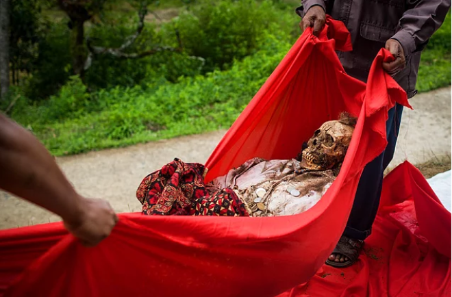 Zомбилэнд в Индонезии ужасающие погребальные ритуалы народов тараджи