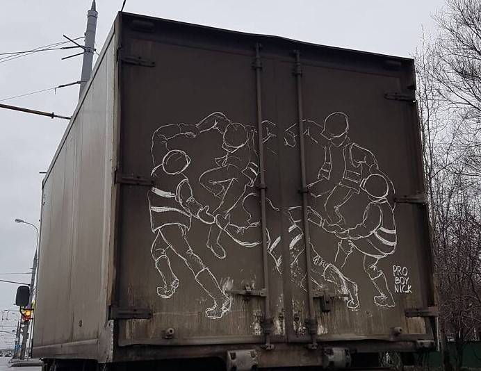 Очень необычный и красивый вид творчества: человек рисует на грязном налете грузовиков 53