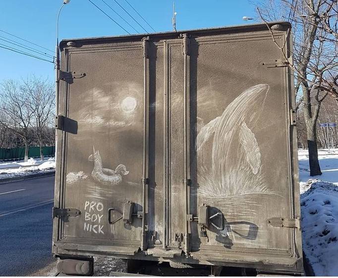 Очень необычный и красивый вид творчества: человек рисует на грязном налете грузовиков 54