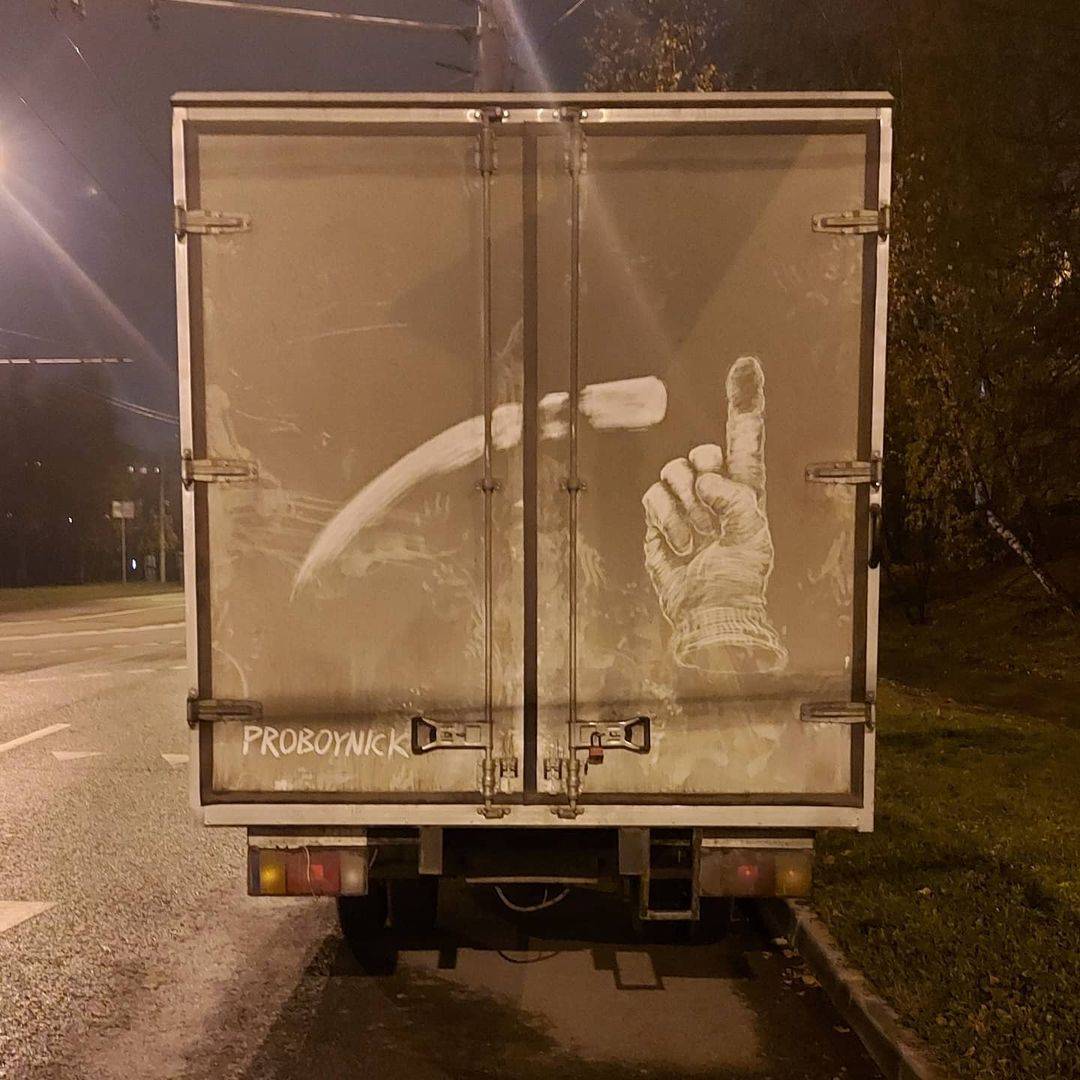 Очень необычный и красивый вид творчества: человек рисует на грязном налете грузовиков 57