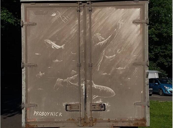 Очень необычный и красивый вид творчества: человек рисует на грязном налете грузовиков 60