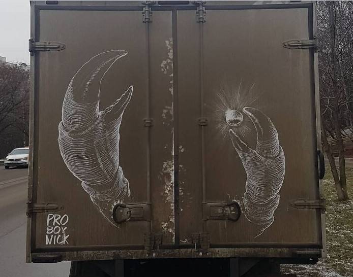 Очень необычный и красивый вид творчества: человек рисует на грязном налете грузовиков 46