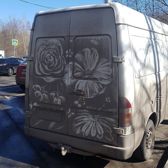 Очень необычный и красивый вид творчества: человек рисует на грязном налете грузовиков 49