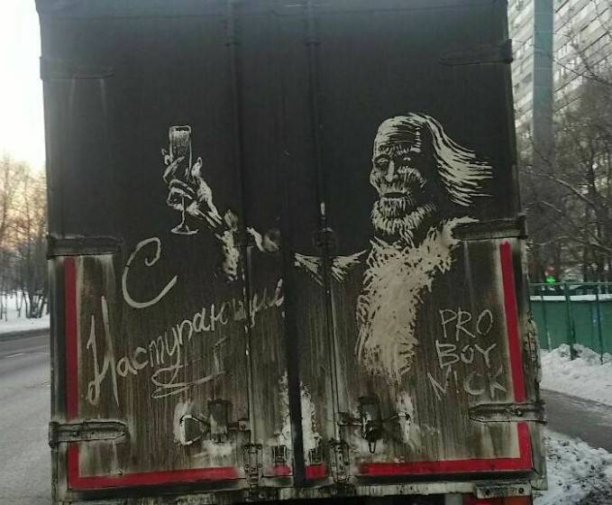 Очень необычный и красивый вид творчества: человек рисует на грязном налете грузовиков 52