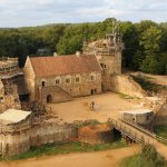 Французы вот уже 20 лет строят замок по технологиям XII века