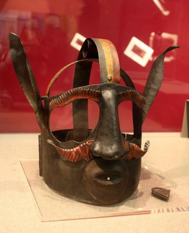 Железная маска, с помощью которой в Средневековье наказывали за сплетни 16