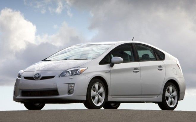 Белая Toyota Prius 2010 года Фото cheatsheetcom