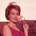 Итальянка с роскошной внешностью: 30 винтажных снимков Антонеллы Луальди