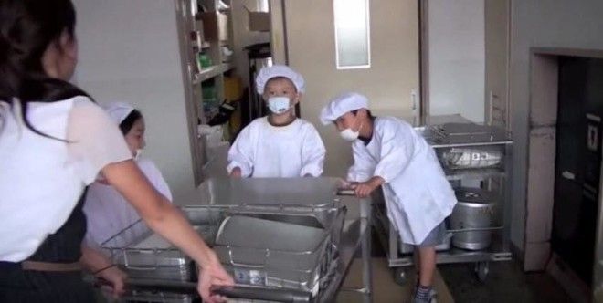 Видео из школьной столовой в Японии вмиг разлетелось по Интернету! 44