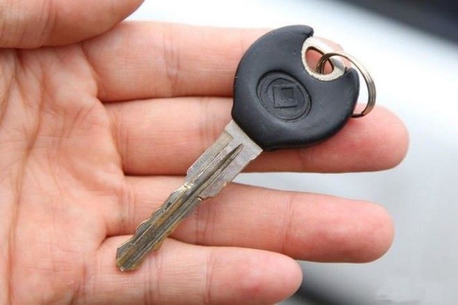 Как открыть автомобиль, если ключи остались в салоне 39