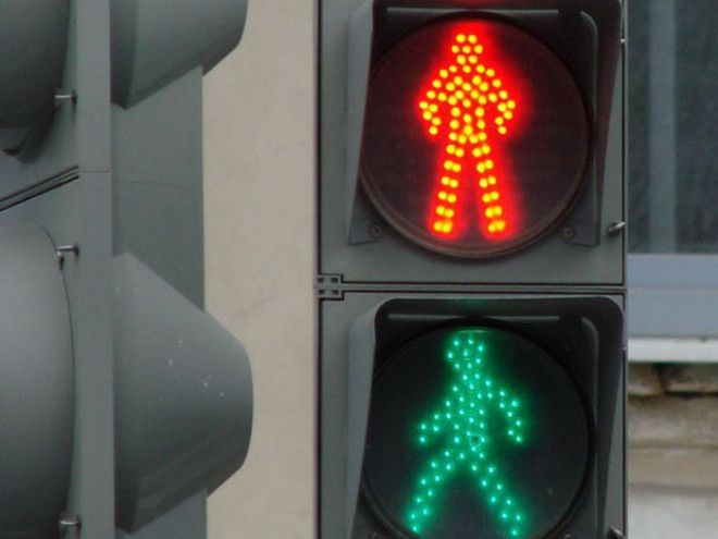 Почему светофор имеет красный жёлтый и зелёный цвета а не любые другие