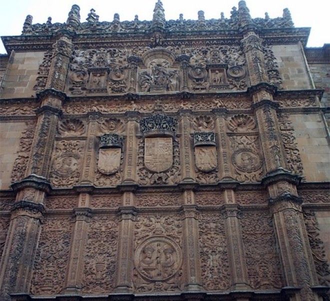 Средневековый кафедральный собор в древнем испанском городе Саламанке 